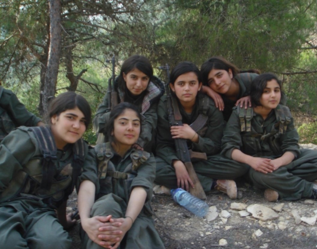 gulhatunmedyaI's tweet photo. Türk Silahlı Kuvvetleri'nin Afrin'e yaptığı operasyonlarda etkisiz hale getirilen YPG/PKK'lı teröristlerin hafıza kartlarındaki fotoğraflar

İnsan Hakları İzleme Örgütü (HRW) tarafından da daha önce defalarca gündeme getirilen YPG/PKK'nın ailelerinden zorla kopararak silah altına aldığı çocuklar, kendi çektikleri fotoğraflarla belgelendi.