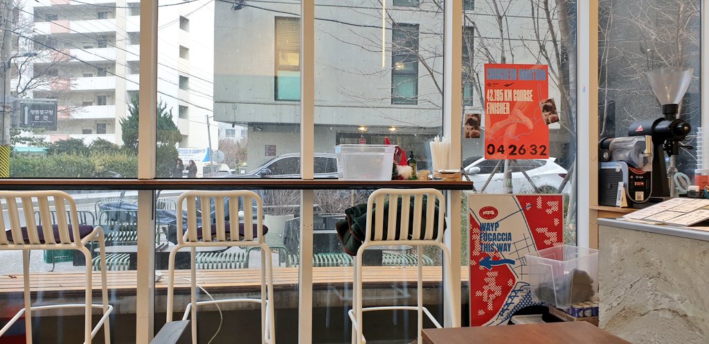 moong_together's tweet image. 친구와 교환독서 시작하고 2회차 만남을 가졌다 📖

1. 다정한 것이 살아남는다
2. 달리기를 말할 때 내가 하고 싶은 이야기

책에 밑줄 치고 각자의 생각을 메모해서 바꿔 읽는 방식인데, 마치 어릴 때 교환일기나 우정장을 나누는 것처럼 새롭고 기대되고... 귀엽다(&amp;lt;중요)

달리기라는 이름의 수행.…