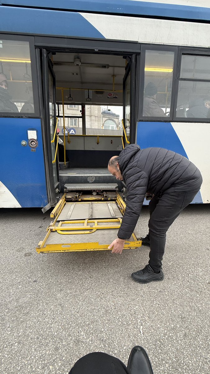 ankaraengelli06's tweet photo. Ego ya her gün her gün defalarca bildiriyoruz araçların asansörleri bakımsız Atapark kuyubaşı 255 rink otobüsleri üç otobüsünde asansörü arızalı 483 uyanmış dudluk rink otobüsü arızalı 483 şöförü tenezzül edip inmiyor bile 
@abbbasin 
@mansuryavas06 
@egobilgi 
@OzarslanMesut https://t.co/MGoFjTT1FF