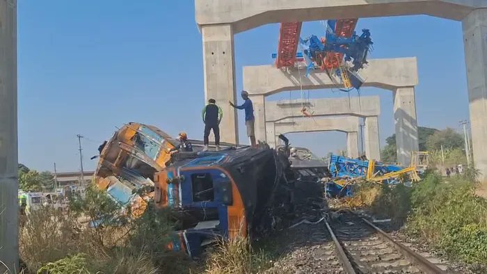 U_letitgo's tweet photo. Death Toll Rises to 22 in Thai High-Speed Rail Construction Accident
A crane fell onto a moving train at a#highspeedrail construction site in
#Thailand,causing carriages to derail and catch fire. .#BREAKING https://t.co/8IYLi6ICTz
