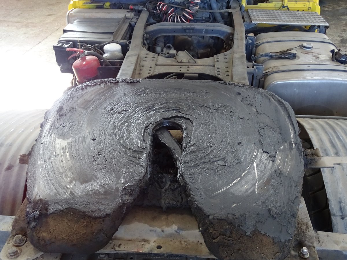 omlafrica_2012's tweet image. A secure coupling isn’t a single part, it’s a system.
Inspect your fifth wheel, yes… but respect the suspension. It decides whether your trailer stays in line when it matters most.
#FleetSafety #FifthWheel #LoadTransfer #SuspensionMatters #HeavyTransport #LogisticsThatDeliv