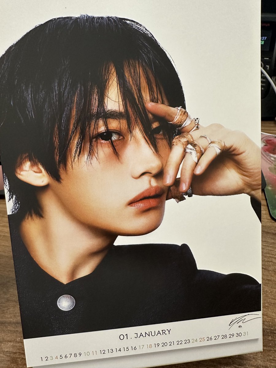 Пришло время обновлять рабочие календари!
Покупал его в Корее на Мёндоне, буду смотреть на свет моих очей 
Как пошутила одна девушка, годы будут тяжелые, потому что Минхо уйдет в армию
Буду смотреть, вздыхать и ждать