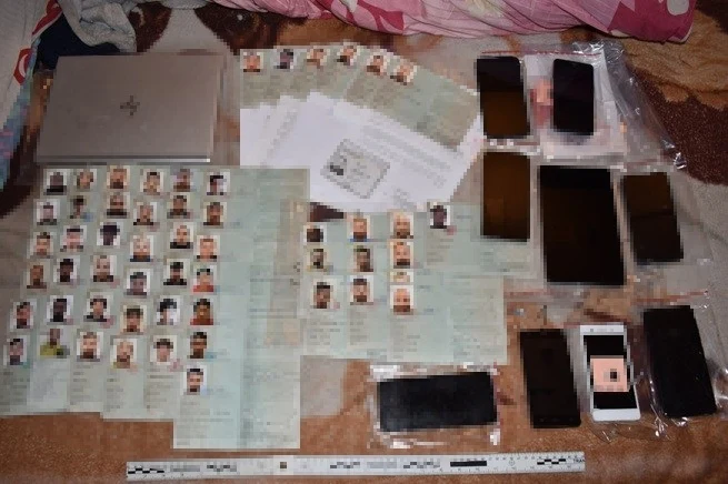 Nic tu do oglądania. Zupełnie normalny zestaw znaleziony w mieszkaniu "aktywistki", która "niosła pomoc" osobom nielegalnie przerzucanym przez służby białoruskie na polską stronę granicy. Taki zestaw pierwszej pomocy nielegalnym imigrantom można kupić w każdym sklepie z zestawami