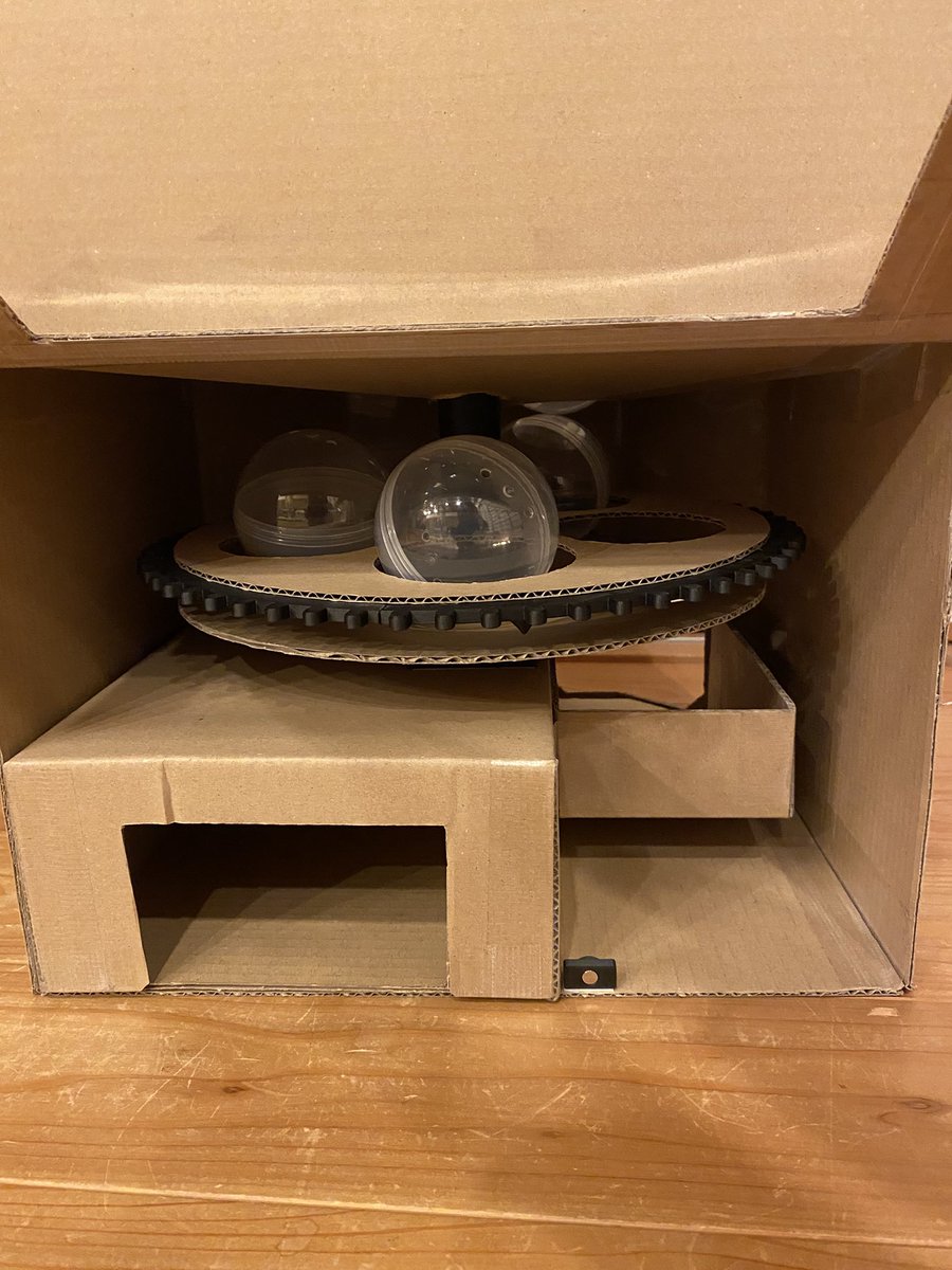 AHoDRI2019's tweet photo. 自作ガチャガチャマシン完成しました

①ダイヤル逆転防止

②コインでロック解除

③ダイヤル1回転後またロック

④ダイヤル回転で
　タンク内撹拌し詰まり防止

⑤もしカプセルが出ないときは
　出るまで回転可能
　←複雑機構でひと苦労w

無動力で実現する悦び😋

#ガチャガチャ 
#自作
#ドローン https://t.co/QnHsmBtodR