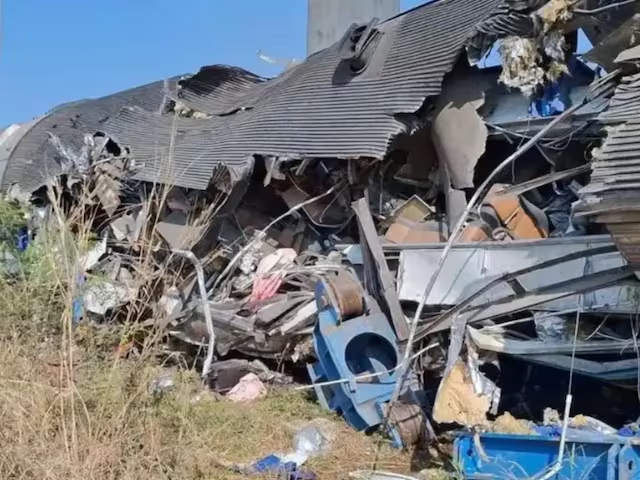 DynamiteNews_'s tweet photo. Thailand Rail Tragedy

At least 22 people were killed and 30+ injured after a construction crane collapsed onto a moving passenger train in Nakhon Ratchasima. 

The train derailed and caught fire. Rescue operations are ongoing.

#Thailand #TrainAccident #RailDisaster #BreakingNews #DynamiteNews