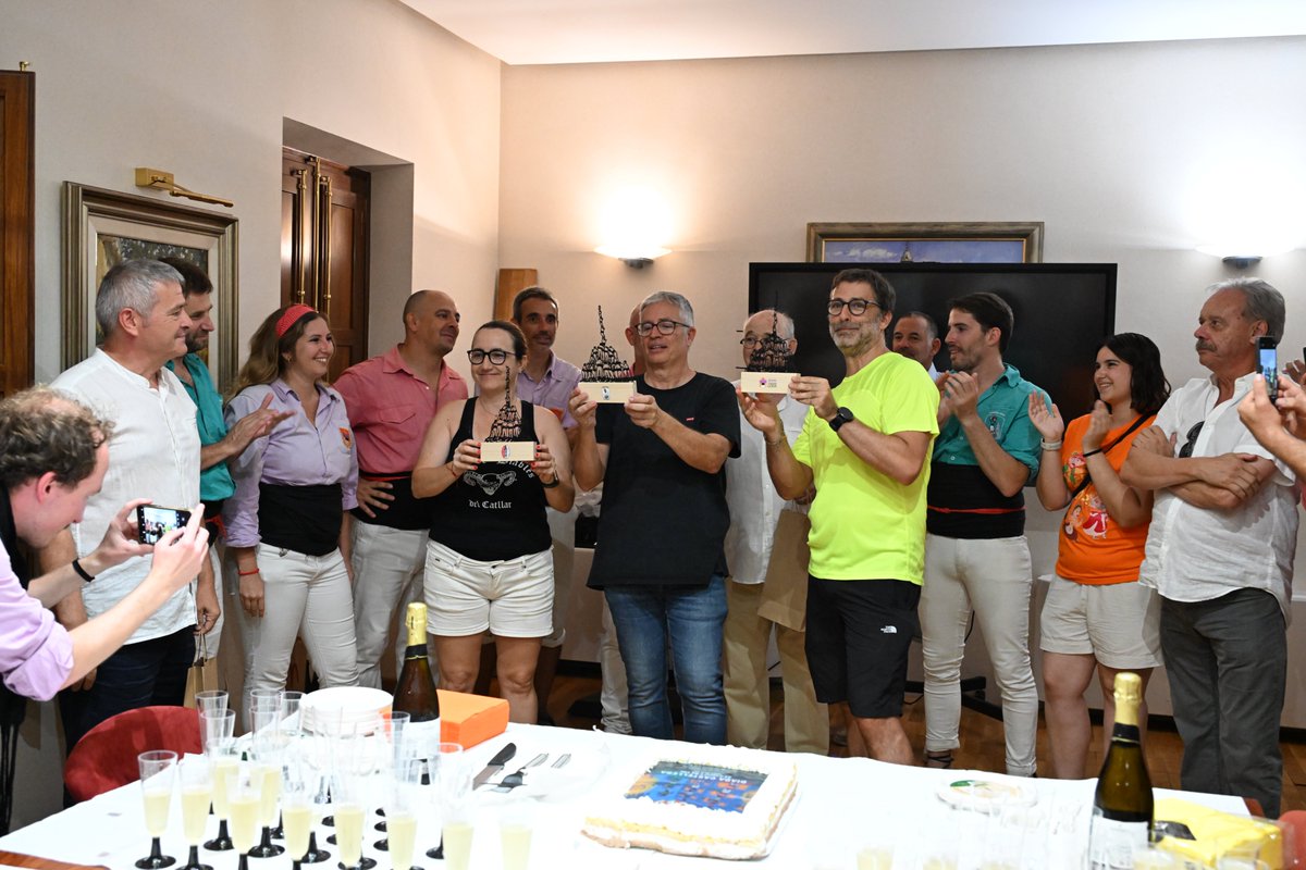 La plaça de la Vila del Catllar opta al Premi Plaça de la Temporada pel nivell del cartell, que l'ha convertit en una de les cites principals del calendari.
▶️ La guanyadora s'anunciarà a la Nit de Castells, dissabte 31 de gener:
👉 revistacastells.cat/2026/01/tres-p…
#castellers #castells