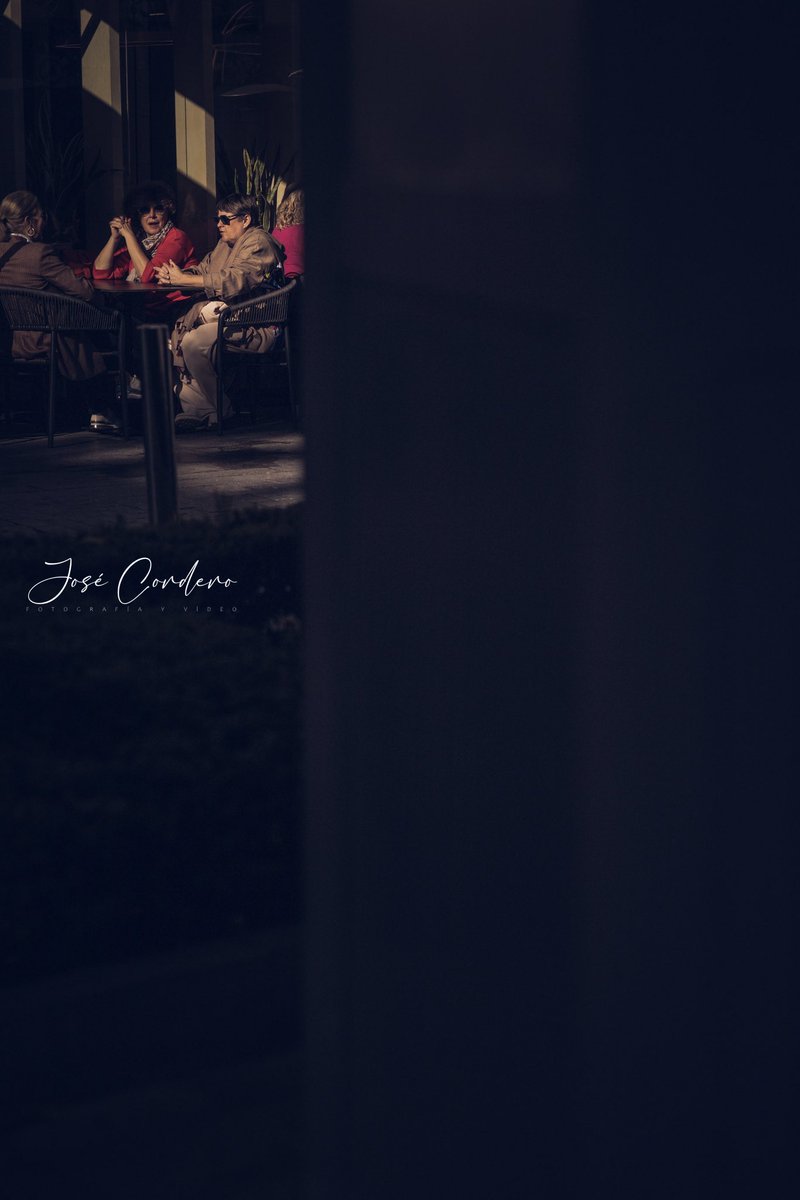 El primer café de la mañana viene a recordarte que, antes de correr, también está bien parar un segundo.

@josecorderophoto 

#lebrija #streetphotography #fotodecalle #fotografiadecalle #andalucia