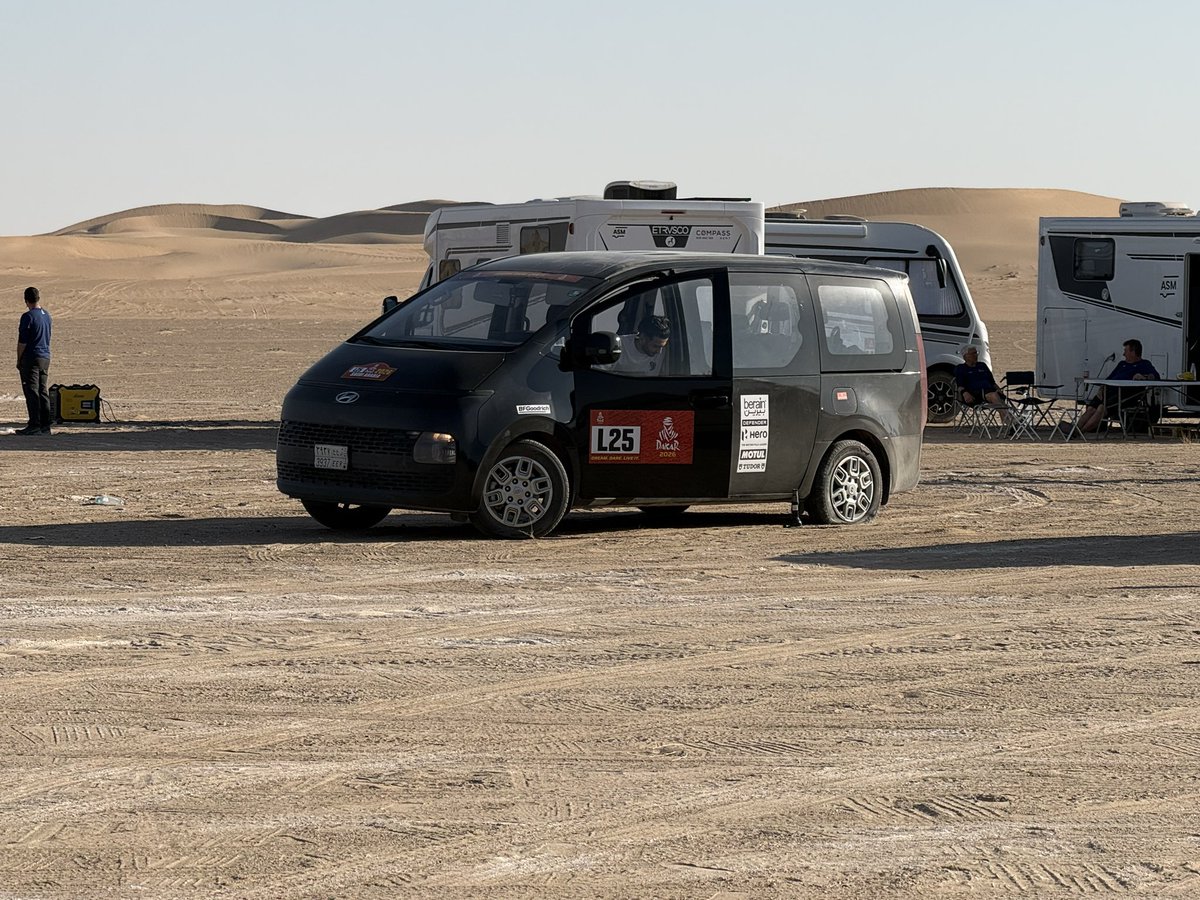 BjornSmit95's tweet photo. Een terugblik op een dag bij de finish van de negende etappe van #Dakar2026, met onder meer een Nederlandse winnaar, een shuttle met een lekke band en een bezoekje aan het marathonbivak https://t.co/eZKAO3EIIw
