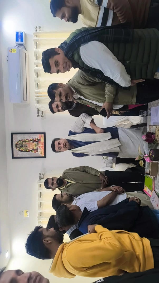 आज ट्रेंड सिर्फ़ नाम का नहीं,
काम और विश्वास का होना चाहिए।
आदरणीय राज्यमंत्री श्री के. के. विश्नोई जी।
ट्रेंड चलना चाहिए 🔥
#केके_विश्नोई