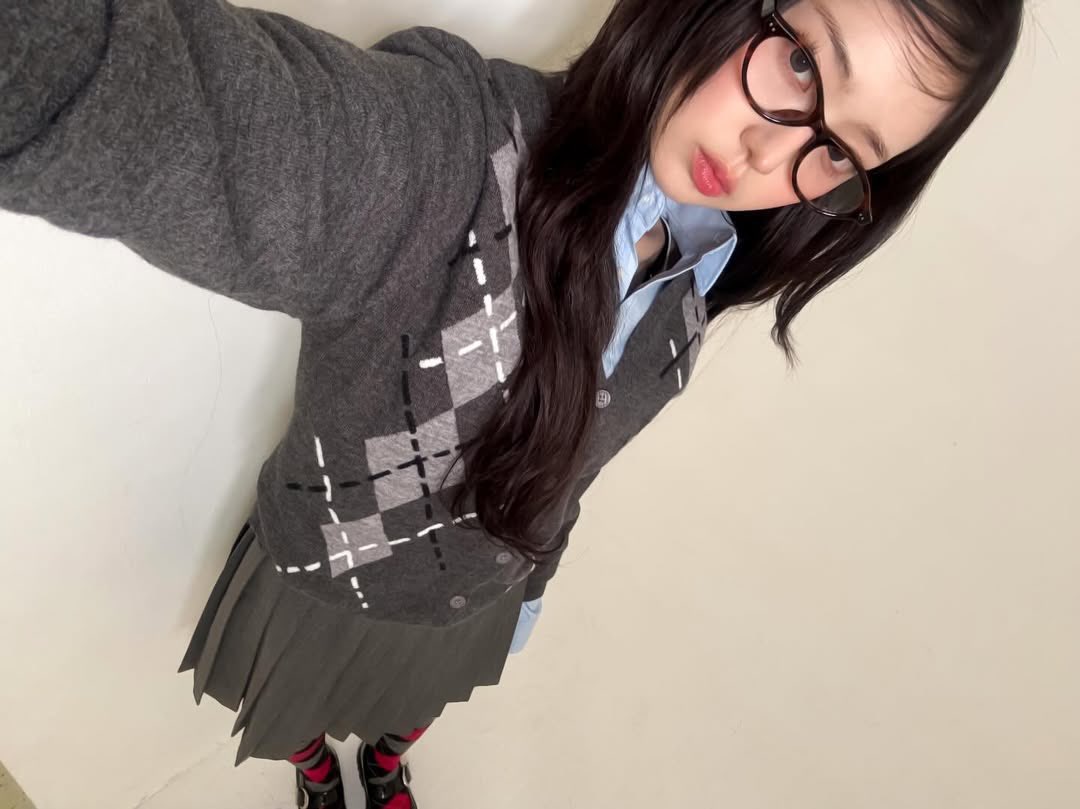 Ljeesol's tweet photo. Fit_Check %% I love the way this fit just perfectly sit on my body. With the hint touch of red in the socks, and a little blue under the cardigan that took a peek. 🧿 https://t.co/9sPbhr7lPR