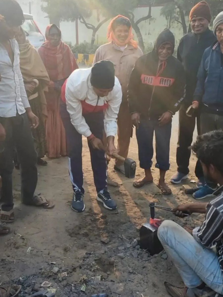 OnlineKanhaiya's tweet photo. सूर्य उपासना के महापर्व मकर संक्रांति के पावन अवसर पर आज गाड़िया लुहार समाज के परिवारजनों के बीच पहुँचकर उन्हें मंगलकामनाएं प्रेषित कीं तथा सभी के सुख, समृद्धि एवं कल्याण की कामना की।

#KanhaiyalalChoudhary #BJP4IND #bjp4rajasthan #MakarSankranti2026 https://t.co/BimhnxomIV