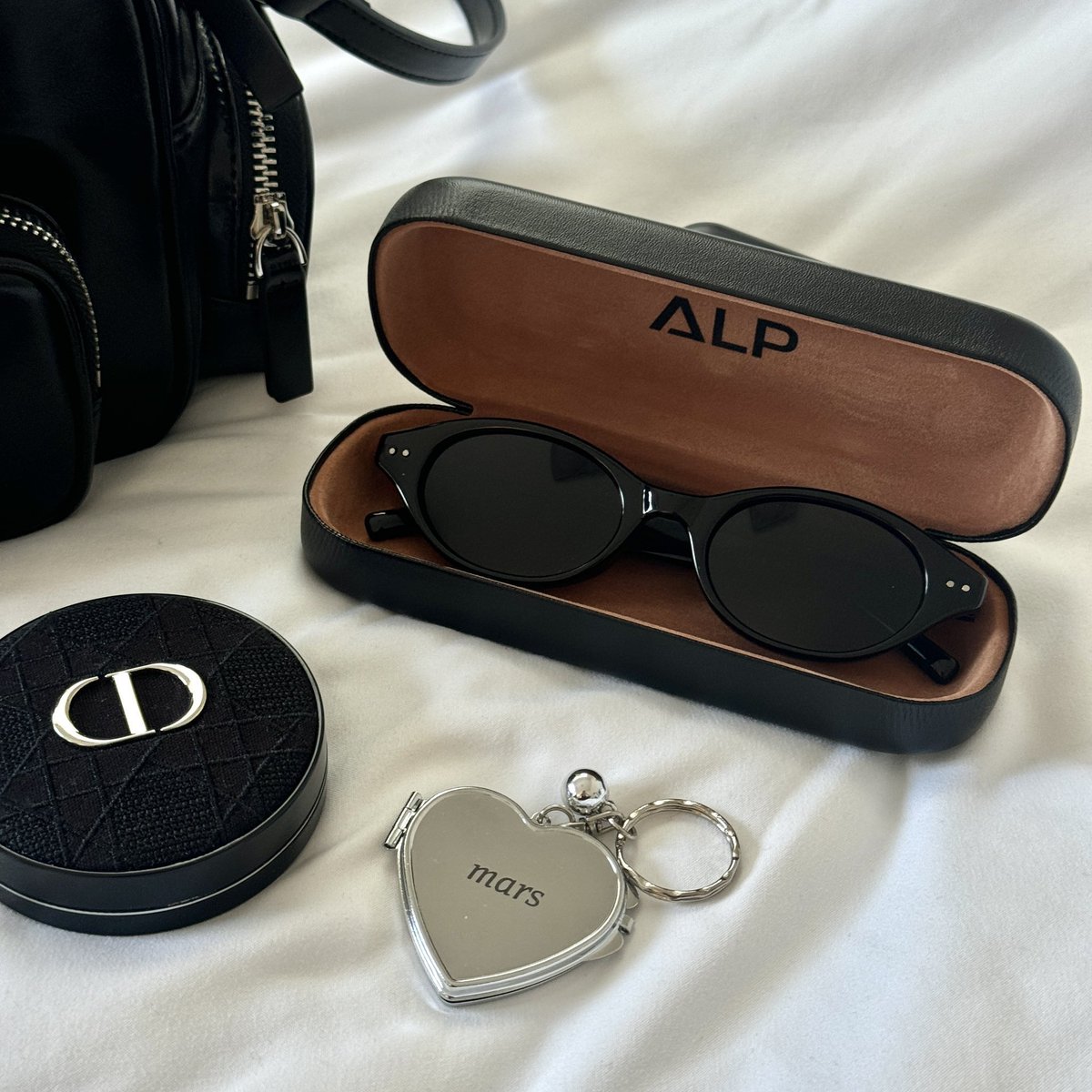 yoxrgravity's tweet image. ถ้าให้เลือก 1 ชิ้น รุ่น betty จะติดอันดับแว่นกันแดดที่ใส่สวยตลอดไป ในราคาไม่เกิน 400 🫶🏻🤏🏻