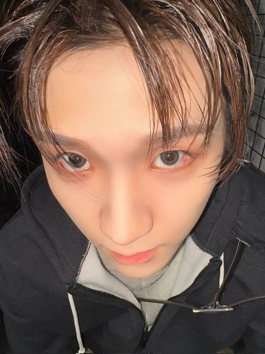 Woomhak's tweet image. Look deep into my eyes so you wouldn't fall for anyone else.