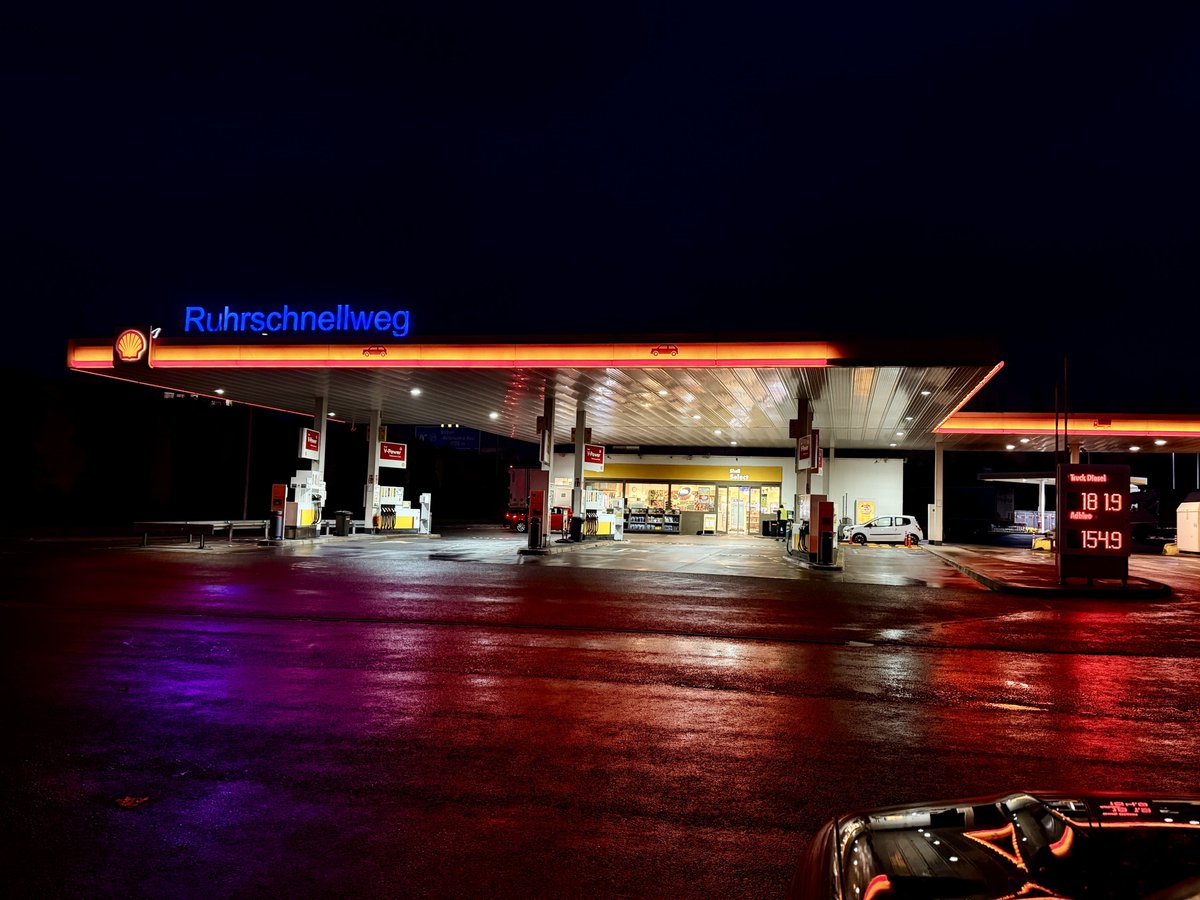 Guten Morgen. Energie fließt gerade elektrisch. Hübsche Perspektive auf die fossile Energiequelle. ☺️ #elektrombilität #ElectricVehicles #photographer #Photographie #ruhrgebiet