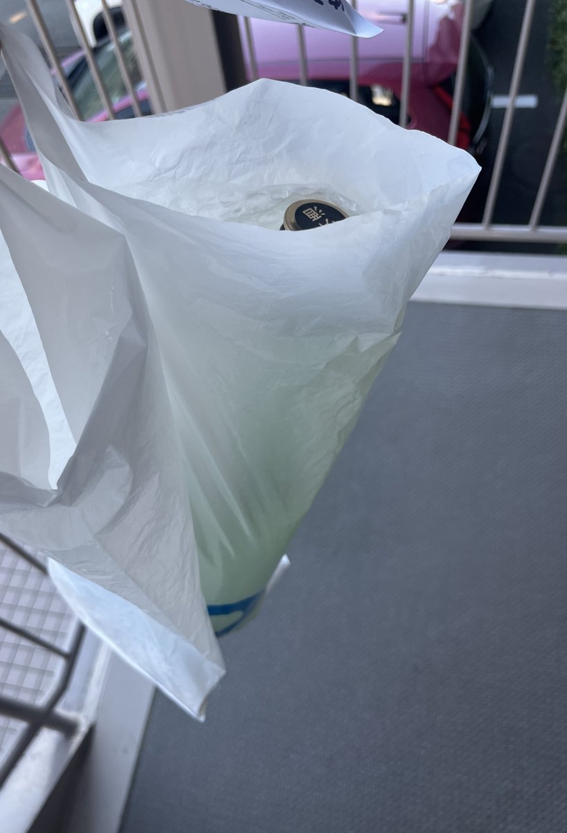 elllf47's tweet image. 今日は新年会なのでとりあえずデカい酒を持ってく人になってる