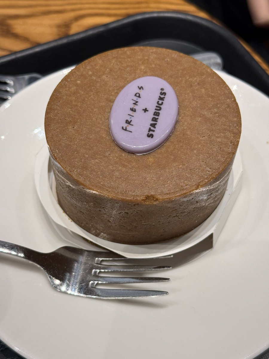 스벅 뒤집어먹는치즈케이크? 이거 궁금해가지구 언니들한테 먹자고 싹싹 부탁함 ㅎㅎ 뒤집기 전 한 컷… 겉에 타르트지? 느낌인데 로투스맛남!! 안에 치즈도 진하고 블루베리 잼 들어있는데 그게 킥임 또먹고싶당 근데 ㄴㅁ 진하고 달아서 혼자 하나는 버거움… 친구 필요