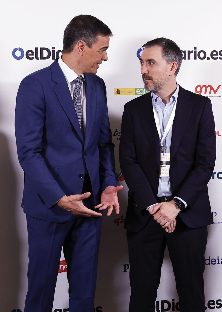 -Presi , nos quedamos sin fachas a los que difamar.
-¿Quieres cobrar a fin de mes,gusano?