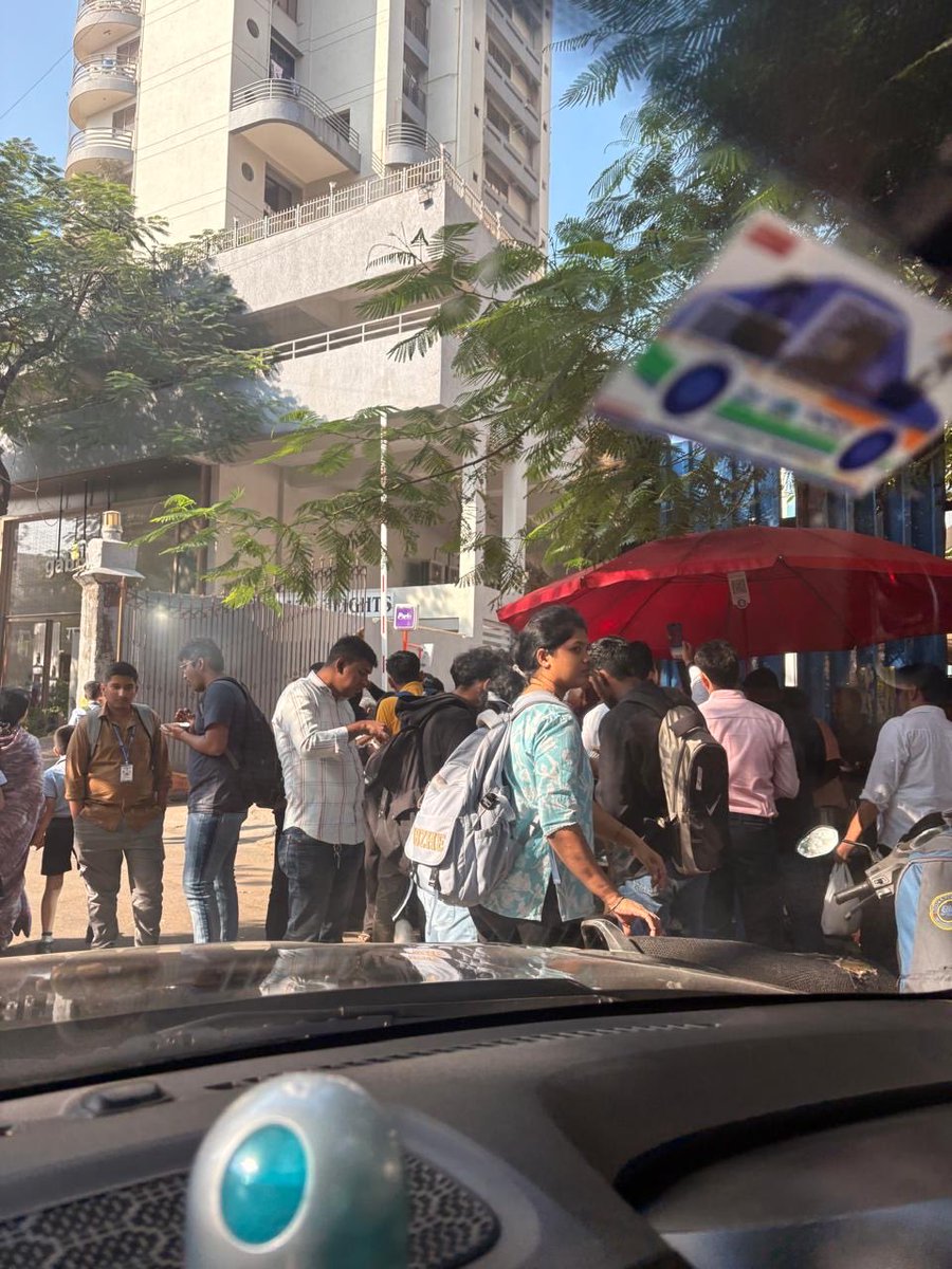 gautamjain1407's tweet photo. @mybmcWardD @mybmc Harishchandra Goregaonkar  Cross Lane, Gamdevi, Mumbai 400007 tomorrow the lane will be clean because of election. Entire lane is clean only when elections are there otherwise it is filled with illegal hawkers and illegal parking.@MTPHereToHelp @MumbaiPolice https://t.co/8qu6anWf52