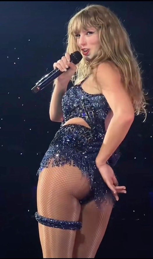 LissySwift13's tweet photo. She’s more Hotter than fire 🔥 https://t.co/9pi0e7kP76