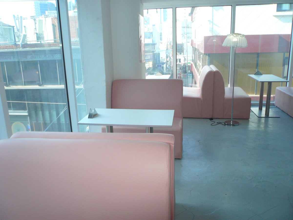 카페 대구 동성로 난초네츠보
아메리카노랑 초코아이스는 안 된다고 하셔서 아쉬웠규… 오픈런 했더니 손님 없어서 좋았어요 사장님 친절하시고 좋았어요 음료 시키면 테이블 꾸며줍니당 포토존도 예쁘게 꾸며져 있어요 맛은 못 먹을 정도는 아니에요 케이크가 의외로 맛있었음(입맛 까다로운 편X)