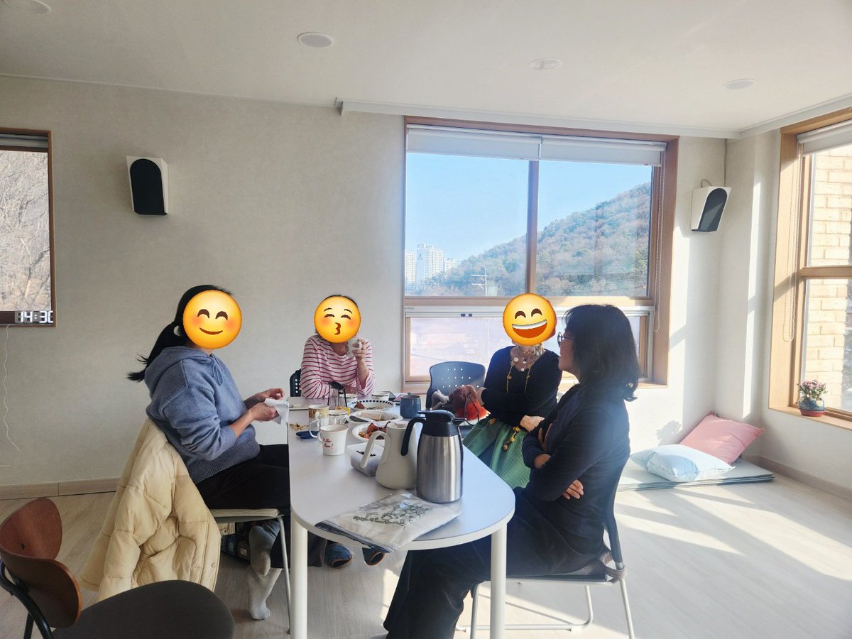 먼 곳 마다않고 벗들이 찾아 준 빨래터에는 종일 따사로운 볕이...

우리들이 풀어내는 이야기에도 그 볕 스며들어 포근하기 그지없었구나...

여느 카페 못지않은 풍광과 음악과 서빙에 감탄하던 자들 이제 돌아갔으니 술대를 잡아 슬기둥 소리 한번 내 보려 하노라...