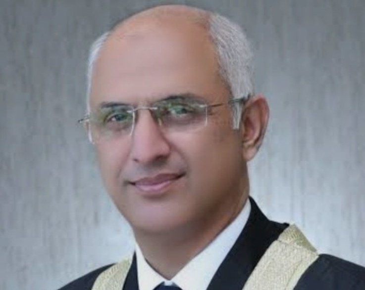 اہم ترین ریمارکس !!!
میں جج ہوں مجھے ہائیکورٹ پریکٹس اینڈ پروسیجر رولز نہیں ملے تو آپ کو کیسے ملیں گے، فُل کورٹ نے رولز منظور کیے لیکن باہر نہیں نکالے گئے، ہائیکورٹ کے پریکٹیس اینڈ پروسیجر رولز ایک "سیکریٹ ڈاکیومنٹ" ہے، آپ رجسٹرار ہائیکورٹ کو لکھ دیں ویسے بھی یہاں کوئی دستاویز