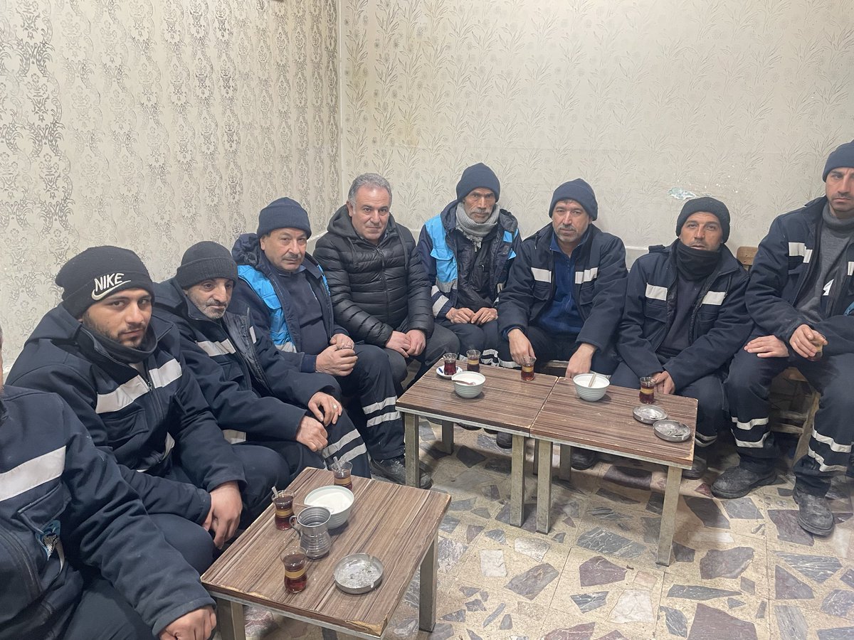 Ekmek aynıysa,dert aynıysa mücadele de ortaktır.
Sahada emek veren emekçi kardeşlerimizle.
#şanlıurfa