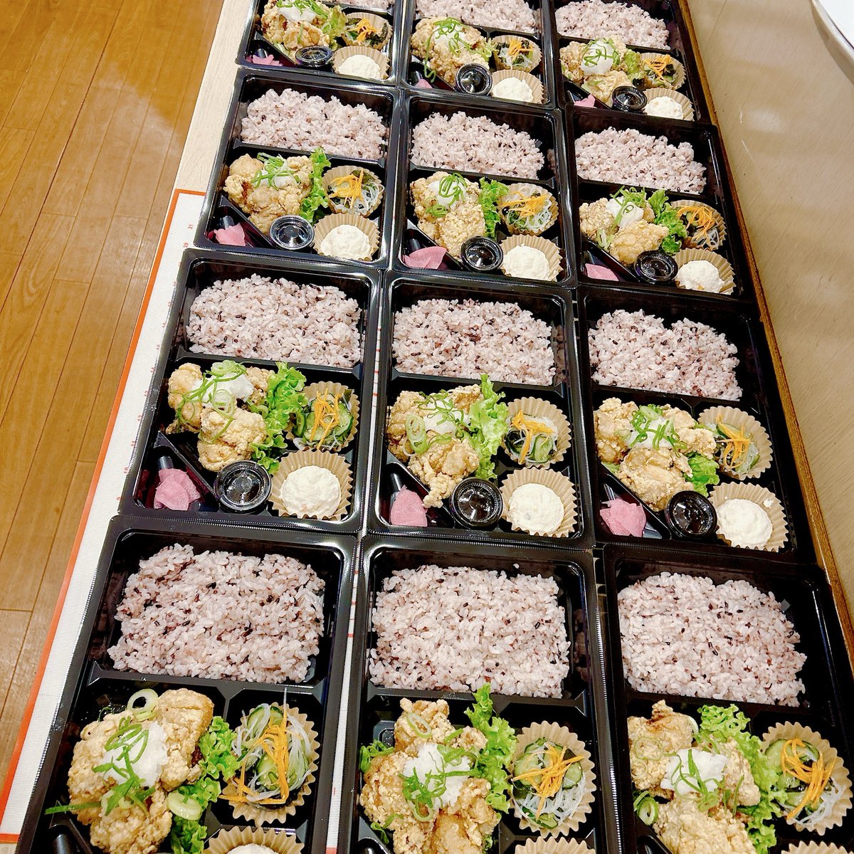 Cafe_FUNFUN's tweet image. 和風おろしからあげ弁当、洋食弁当のご注文ありがとうございます🍱
明日は10時から高松丸亀町壱番街ドーム広場にて『街ぶらマルシェ』を開催します😊
エビチリ弁当、牛ハラミ弁当、焼肉弁当などお好きなお弁当どれでも750円均一で販売します！
ぜひお越しください☺️

#高松丸亀町壱番街ドーム広場