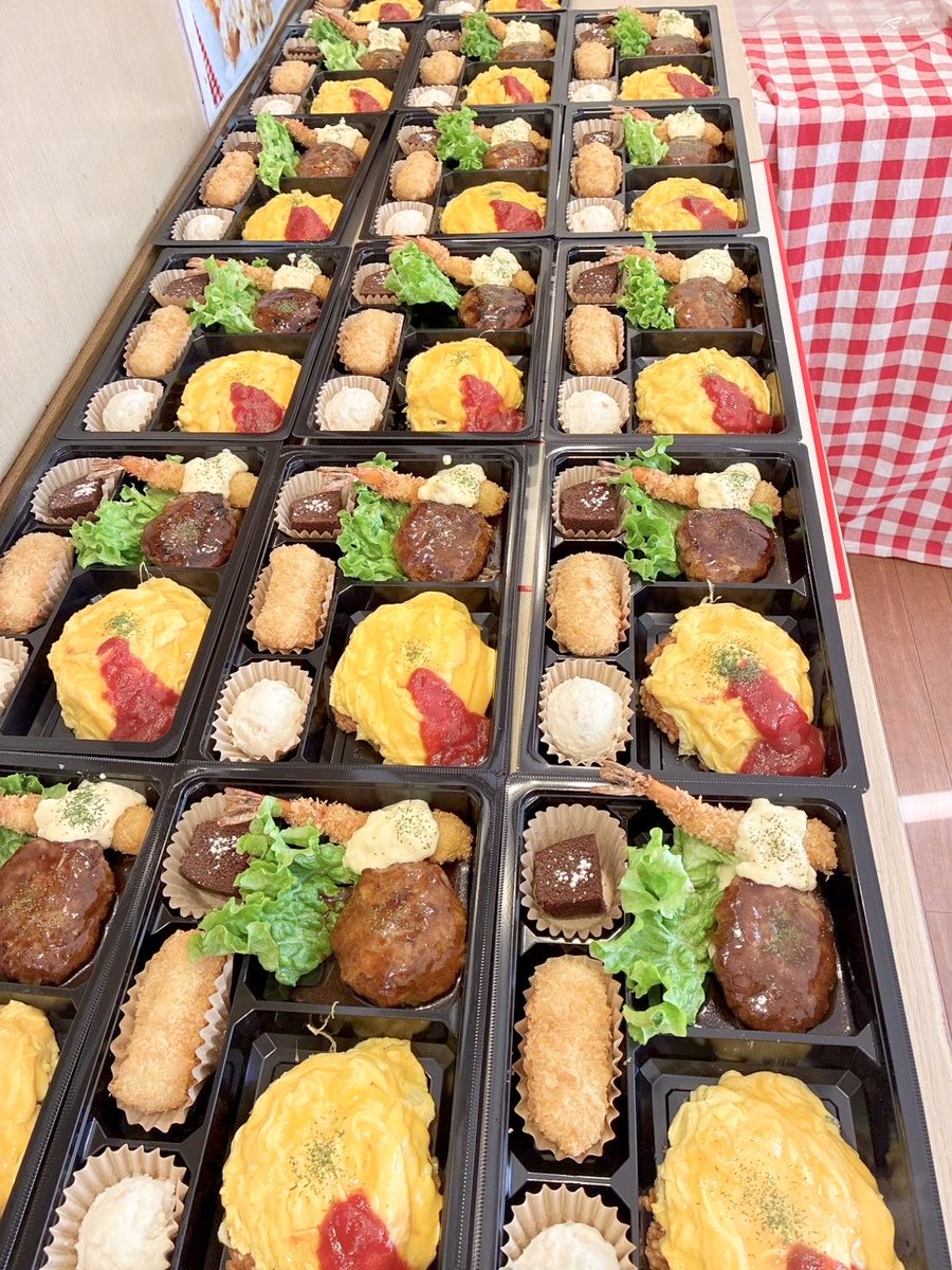 Cafe_FUNFUN's tweet image. 和風おろしからあげ弁当、洋食弁当のご注文ありがとうございます🍱
明日は10時から高松丸亀町壱番街ドーム広場にて『街ぶらマルシェ』を開催します😊
エビチリ弁当、牛ハラミ弁当、焼肉弁当などお好きなお弁当どれでも750円均一で販売します！
ぜひお越しください☺️

#高松丸亀町壱番街ドーム広場