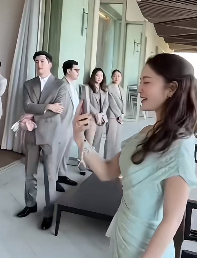 FebLine2627's tweet image. มายืนเฝ้าแฟน ถือเป๋าให้ ให้สูทคลุม พร้อมมองแฟนด้วยความละมุนอีก1กรุบ 
🐨ทำถึงมาก

Cr sviewy.n