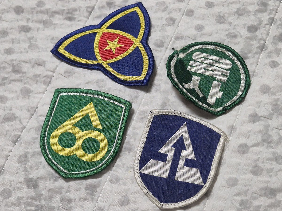 80년대 거즈백 부대마크 패치입니다

좌상단부터 순서대로 35사단, 육군사관학교, 60사단, 52사단입니다

육사는 상태가 좀 안 좋아서 아쉽네요

거즈백도 사단급은 종류별로 모으고 싶은데 요새는 잘 보이지 않아서 꽤나 오래 걸릴 듯 싶습니다