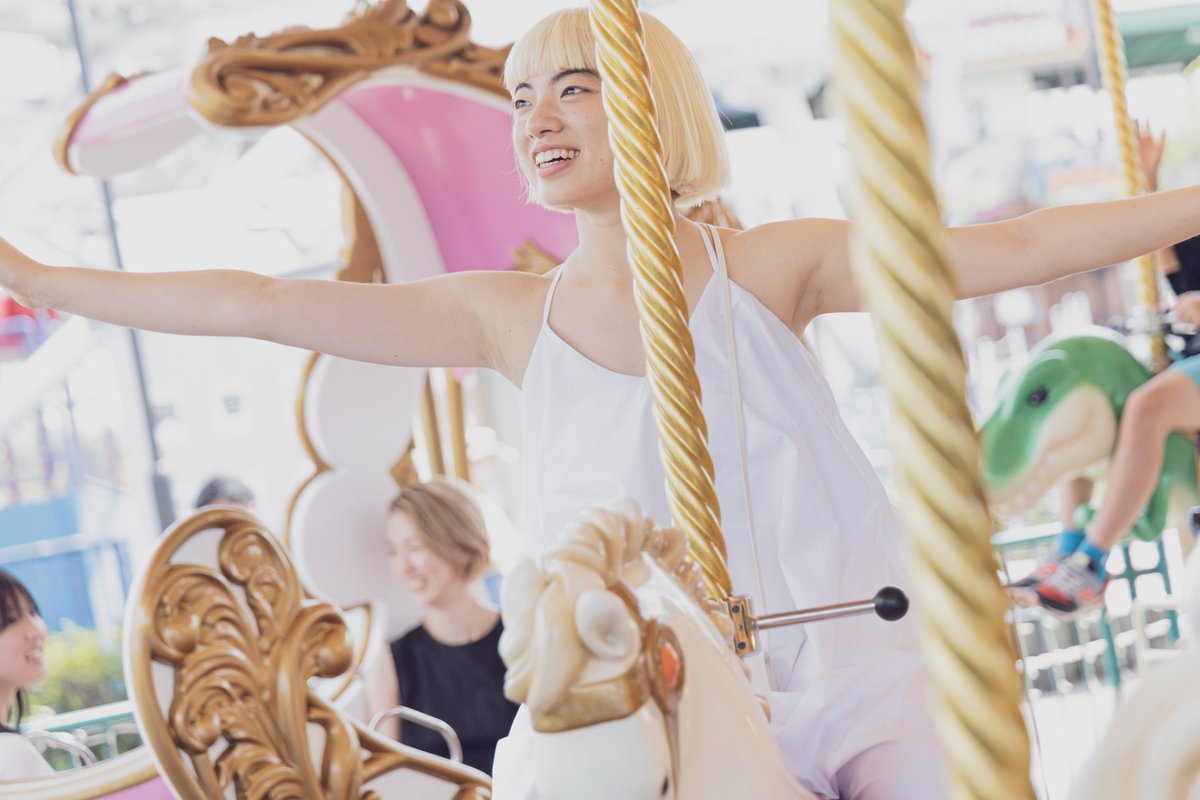 アオイヤマダさん場面写真解禁❣️

楽しそうな遊園地シーンですが実は・・・👁️🪓🩸🔮

望月瑠美役 #アオイヤマダ さん

撮影中のオフショットをチラ見せ中💋💋
フォロー・いいねしてね💘

—-
映画『禍禍女』𝟐月𝟔日全国公開♡
“愛”と“狂気”が押し寄せる…
—-

#禍禍女  
#ゆりやんレトリィバァ