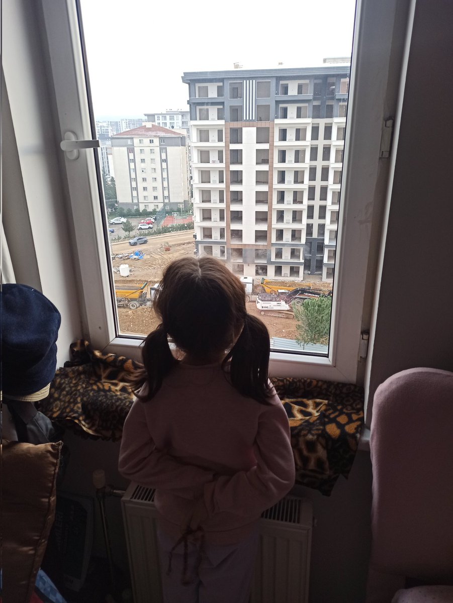 Odaya girdim söylenip duruyor. Meğer sarı renkli bir kamyon gidip hala gelmemiş. Bak diyor kum toprak dolduktan sonra gidiyor, sonra boş gelen aşağıdan dolaşıp geliyor diyor. Peki tesbih dedim, besmele çekiyorum dedi. peki dedim.