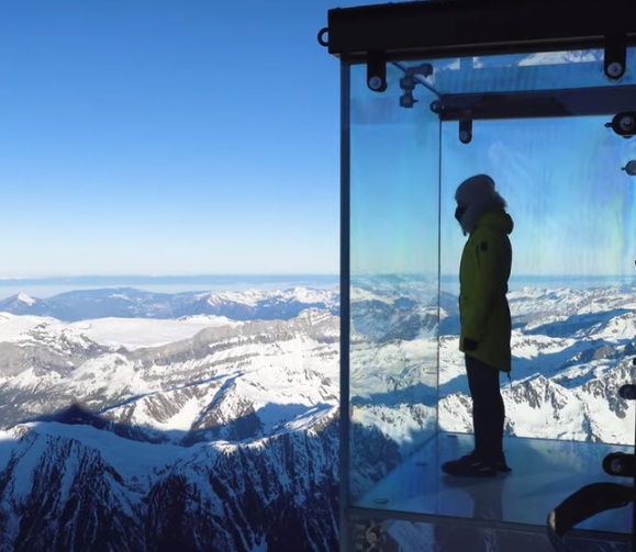 Aiguille du Midi, standing 1000m on glass floor