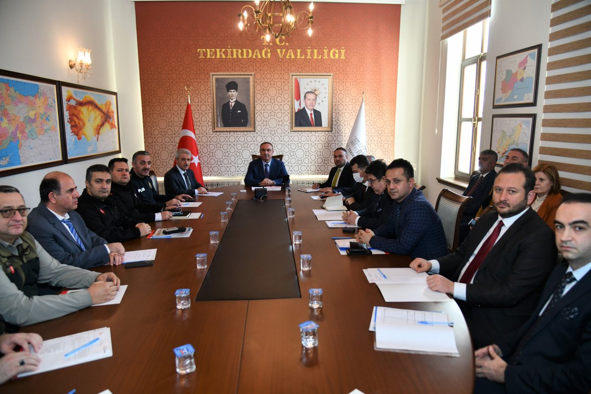 Valimiz Sayın Recep Soytürk başkanlığında Tekirdağ Valiliği Toplantı Salonu’nda Mahalli Çevre Kurulu Toplantısı düzenlendi.

tekirdag.gov.tr/mahalli-cevre-…