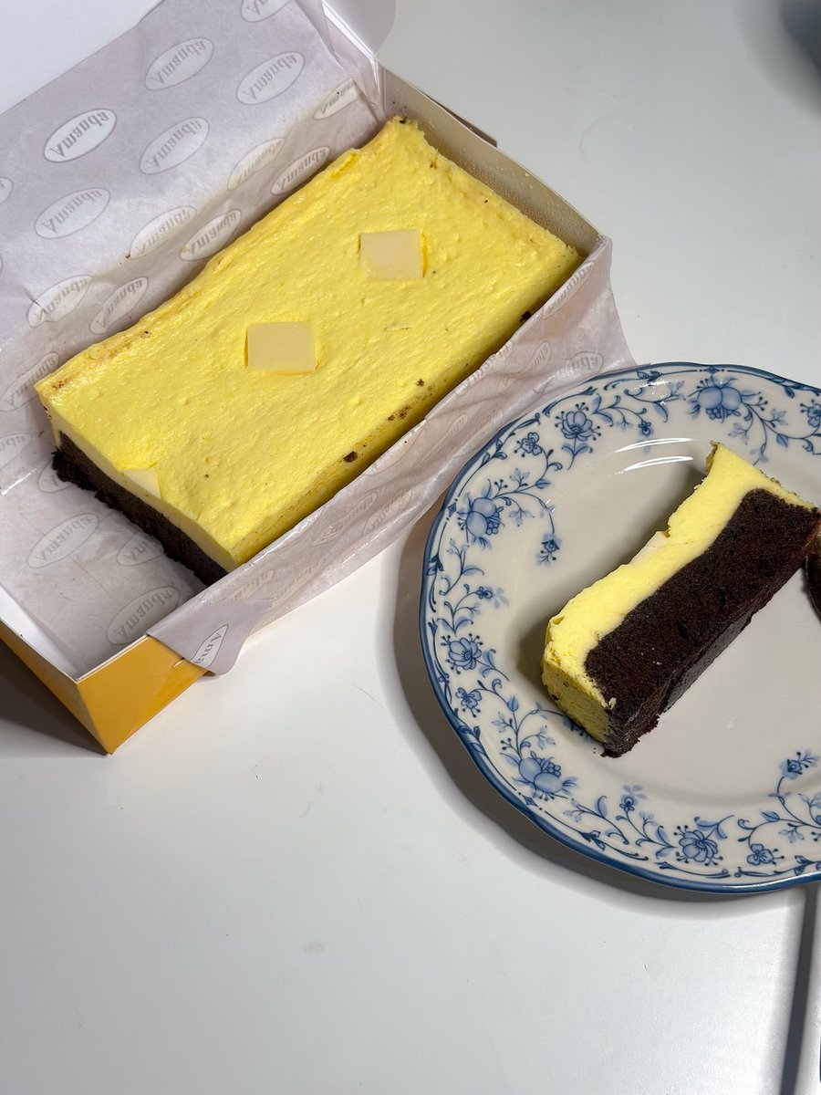 mending pada beli brownies amanda yg cream cheese dehhhh ENAK BGT BGT ga kemanisan 🫶🏻