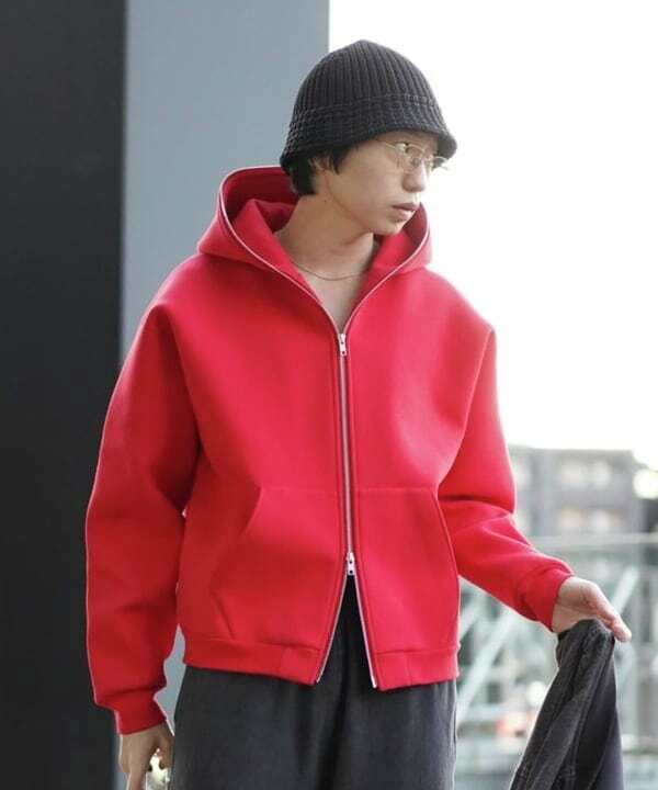💫NEW ARRIVAL💫 〈BEAMS〉 フード先までとりつけたファスナーが特徴