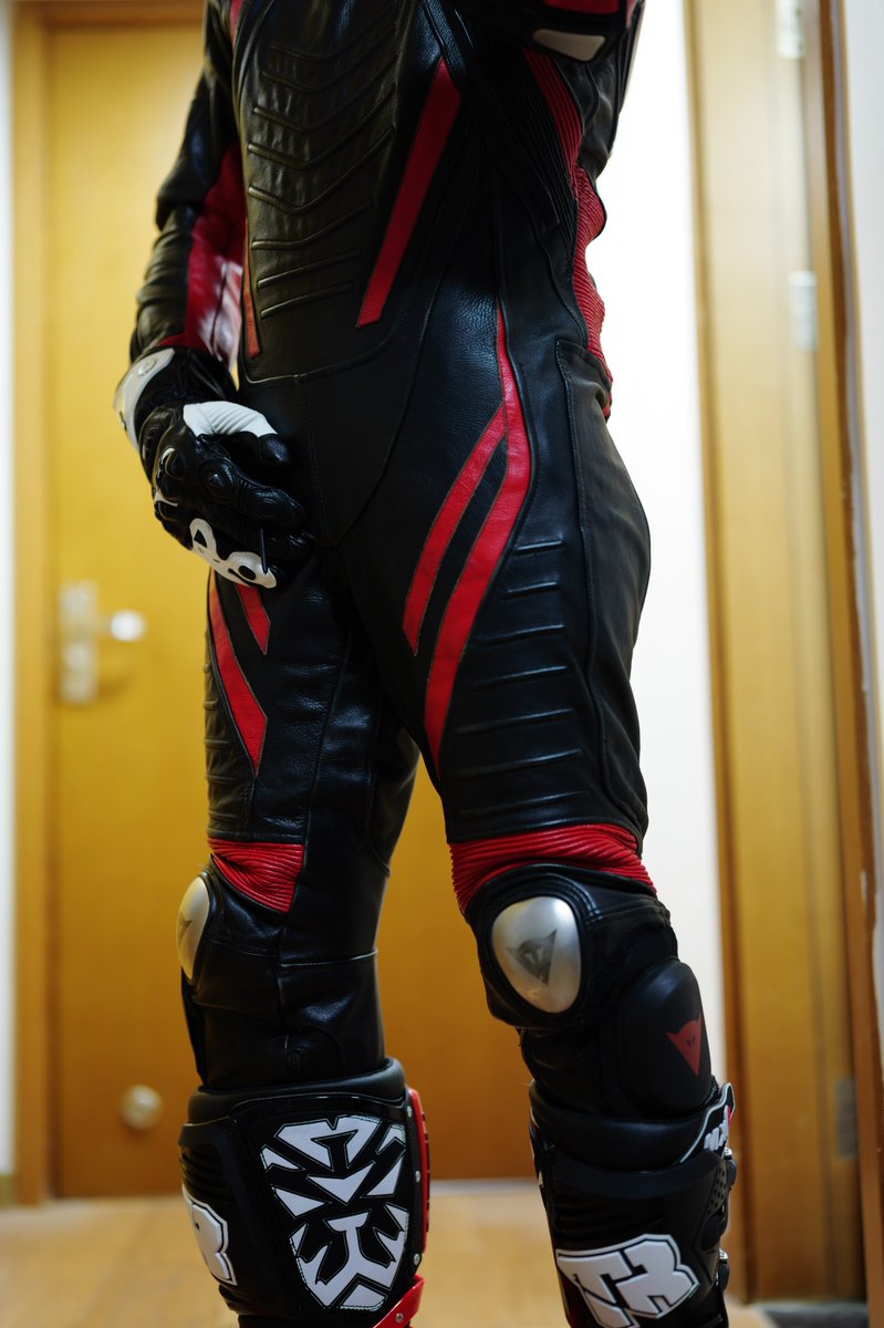 AlthCommander's tweet image. Rubber underneath and leather overlap

#leather #Biker #rubbersuit