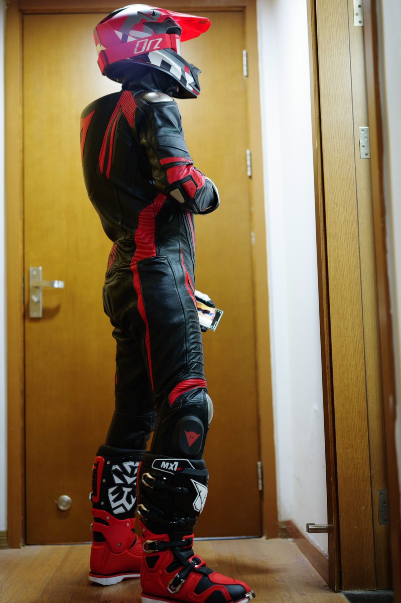 AlthCommander's tweet image. Rubber underneath and leather overlap

#leather #Biker #rubbersuit