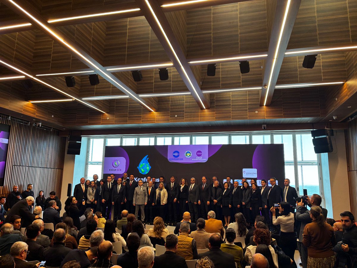 YasarMedCenter's tweet photo. 💧 Su, ortak geleceğimiz!

13 Ocak 2026’da İzmir İnovasyon Merkezi’nde; ESİAD, İzmir Ticaret Borsası ve Ege Bölgesi Sanayi Odası iş birliğiyle düzenlenen Su Konferansı’nda tarımda, sanayide ve kentlerde su kullanımının yönetimi ele alındı. https://t.co/qLqIqzLViH