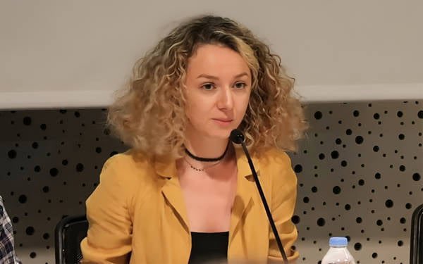 kayhanayhann's tweet image. Leman Dergisi’ne yapılan gerici saldırılara tepki gösterdiği gerekçesiyle tutuklanan Aslı Aydemir tahliye edildi