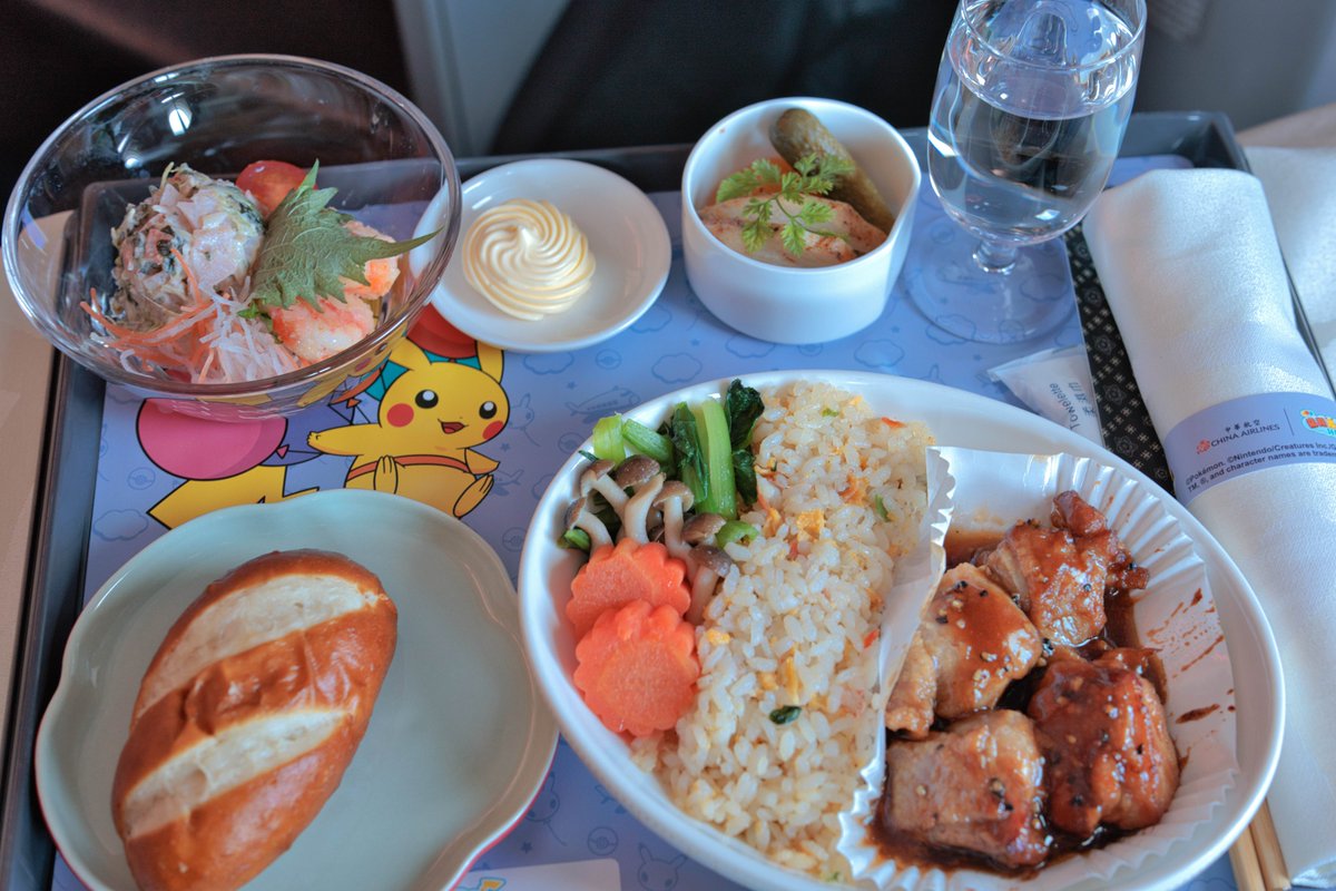 東京 poe 高雄 ê 行程，我坐華航 ê 商務艙。是 in-ūi 我發覺ka日票3萬外，我原本定注文 ê 經濟艙tō 會使 seng-téng。
另外一个重點是想beh 受著講台語 ê 服務。我聽過別 ê 朋友講，坐飛行機 ê 時，服務員對台語 ê 態度有時仔無遐爾友善。
結果，kā 我服務 ê 3个人攏願意kap我講台語，這予我 chin 中意