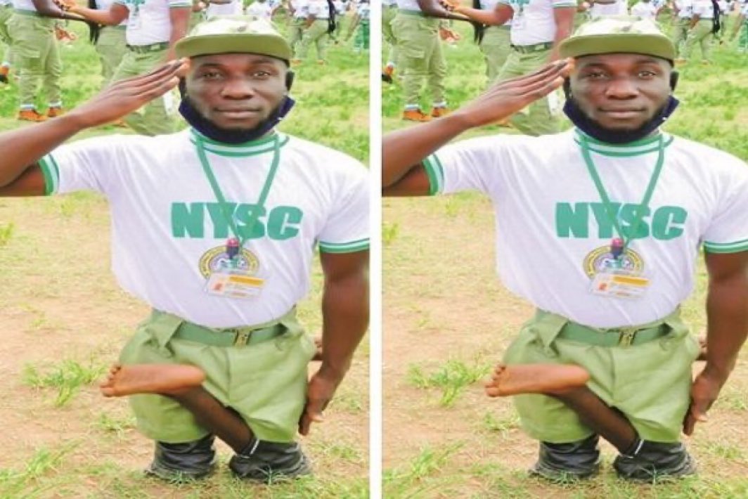 bod_repuplic's tweet image. "Even if your battery is 1% leave a red heart for him  ❤️ ❤️♥️"