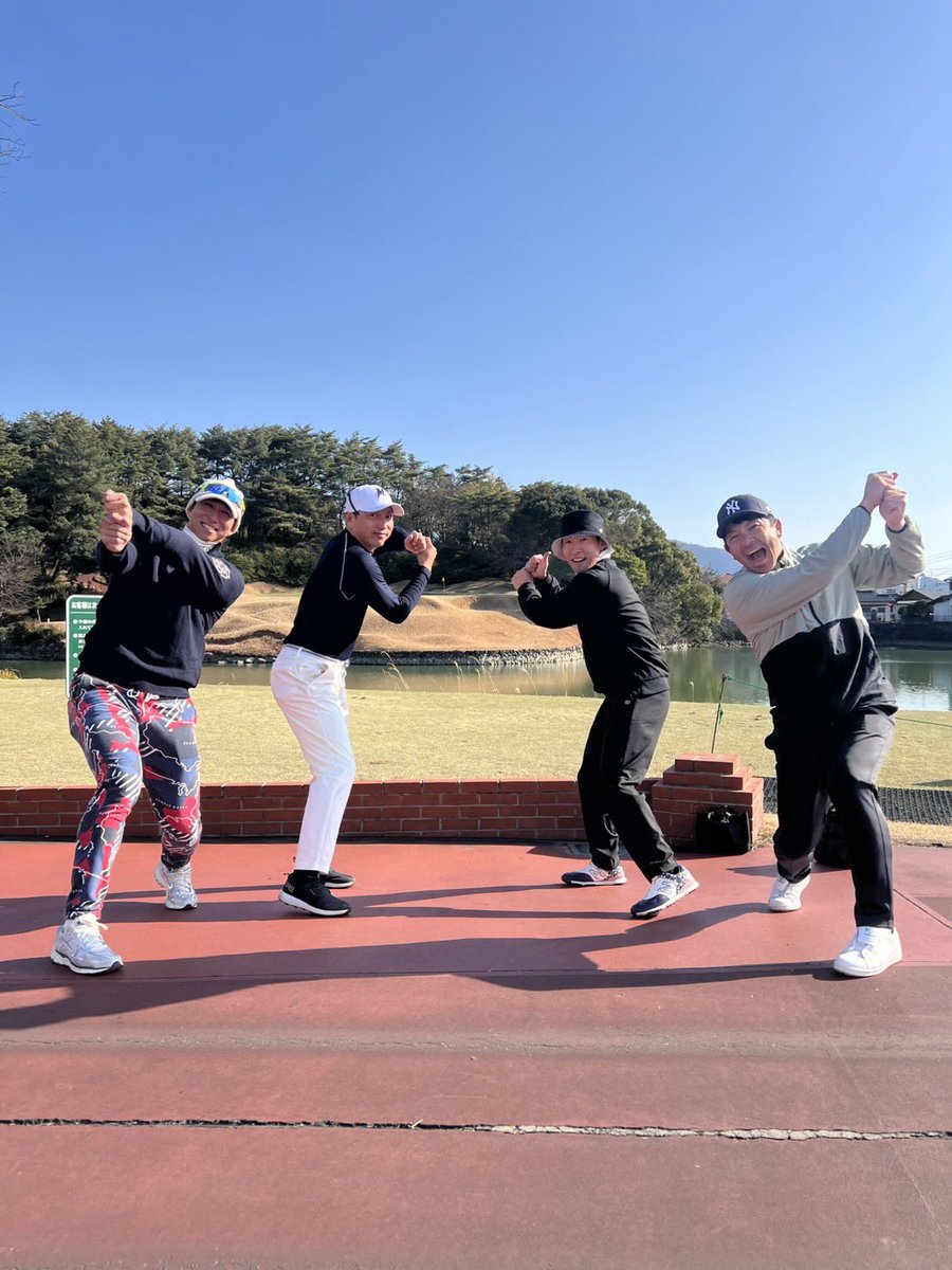 match_no3's tweet photo. 久しぶりに会いました、ゴルフしました‼️2011年1番ショート川崎宗則選手、2番セカンド本多雄一選手、6番サード熱男、優勝時にライトフライとった福田秀平選手‼️
めちゃ懐かしい、笑いのゴルフ‼️
いいメンバーですね、熱男魂‼️ https://t.co/jOFZxFDBwg