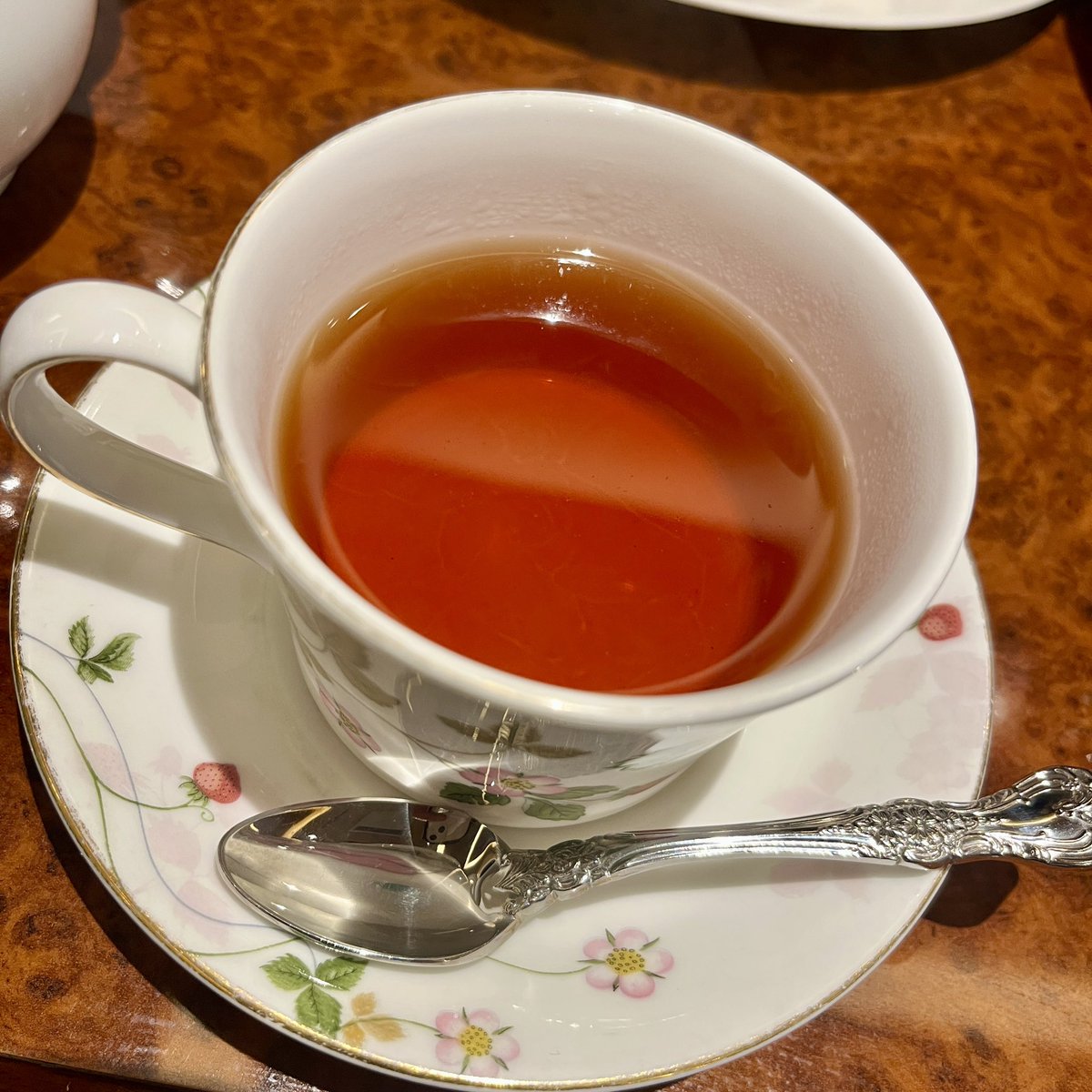 ren_jiyu2's tweet photo. cafe 英國屋☕️
大阪府大阪市

落ち着いた喫茶店でひと休み☕️
さくふわワッフルに、マロンのほくほく感とバナナの甘み、チョコのコクが相性抜群。ブレンドコーヒーとアップルティーもやさしく寄り添って、ほっと癒される時間でした。 https://t.co/u9dB4o5RWG