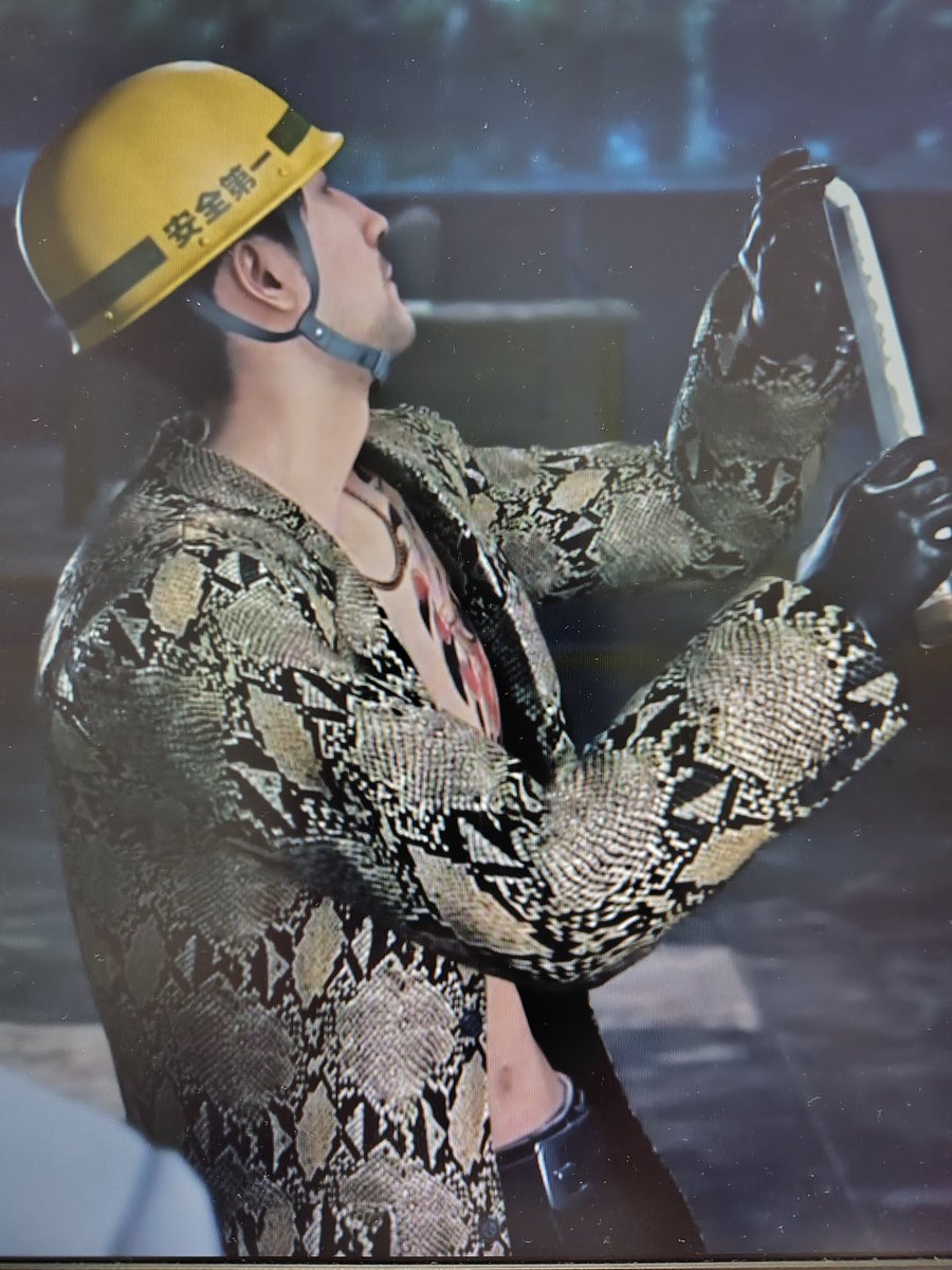 3939ringopai's tweet image. え…喉仏とか刈り上げのふわふわとかへそとかジャケットと腹の隙間とか革手袋とか見るとこ多すぎ…