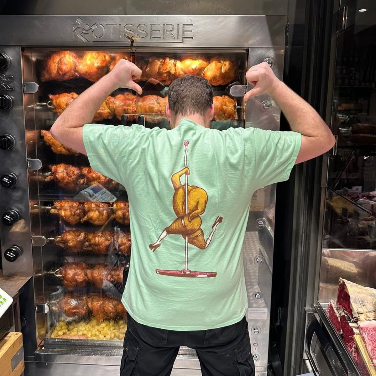 Rotisol's tweet image. Roasting away at Boucherie Modern in Paris, France 🇫🇷 !  and got the T-shirt!
#rotisol #rotisserie #HOSPITALITY #🔥 #🐓 #🇫🇷
#Repost @boucheriemoderne
・・・
Quand tu assumes le t-shirt, @alexandrekominek 😎 Pour ceux qui ont la ref ! 🐔🔥