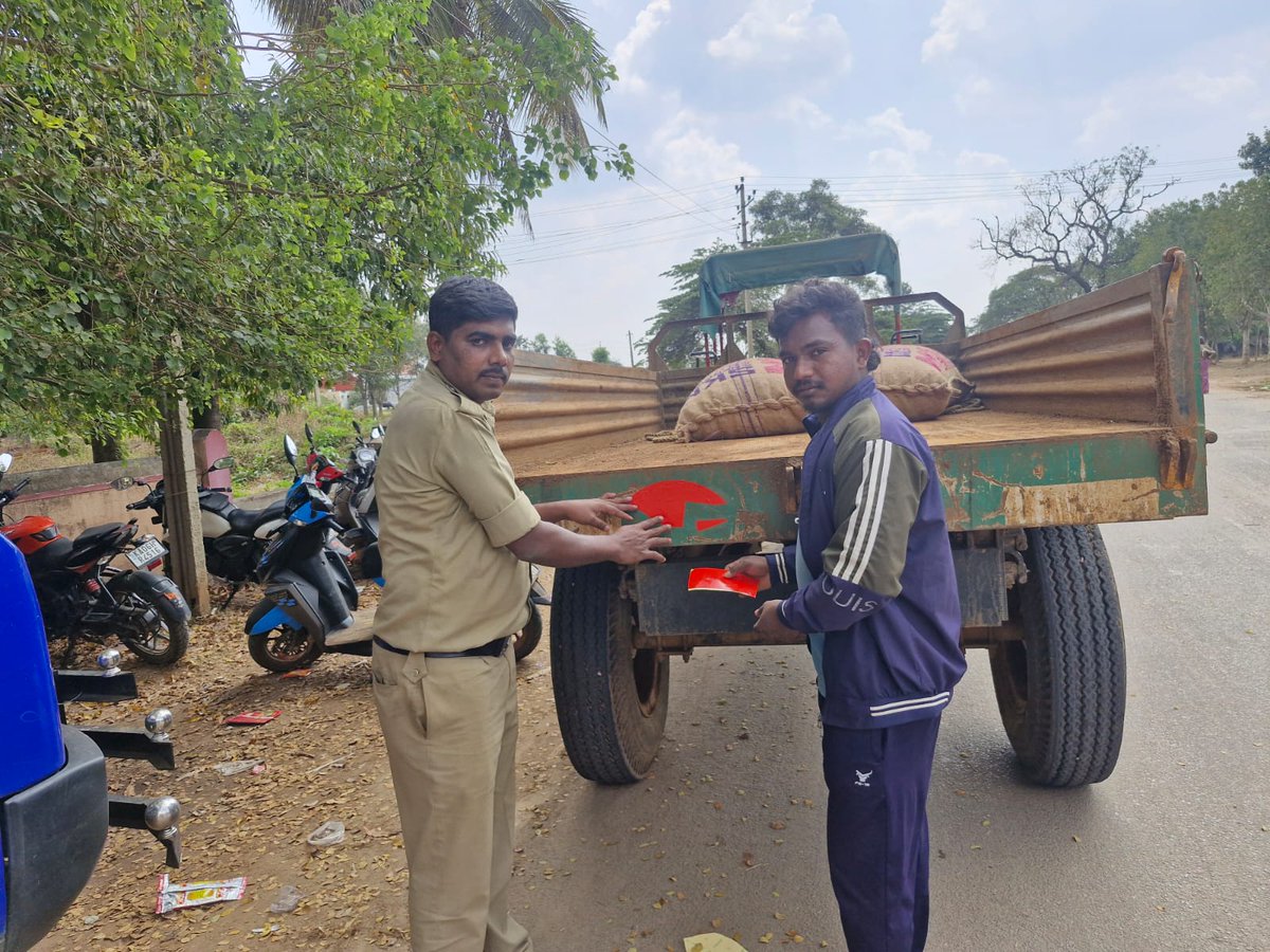 SPTumkur's tweet photo. ಚೇಳೂರು ಪೊಲೀಸ್ ಠಾಣಾ ವತಿಯಿಂದ ರಸ್ತೆ ಸುರಕ್ಷತಾ ಸಪ್ತಾಹದ ಅಂಗವಾಗಿ ಟ್ರ್ಯಾಕ್ಟರ್ ಗಳ ದಾಖಲಾತಿಗಳನ್ನು ಪರಿಶೀಲಿಸಿ, ಟ್ರ್ಯಾಕ್ಟರ್ ಗಳಿಗೆ ರೇಡಿಯಮ್ ಸ್ಟಿಕ್ಕರ್ ಅಂಟಿಸಿ, ರಸ್ತೆ ಸುರಕ್ಷತೆ ಮತ್ತು ಸಂಚಾರ ನಿಯಮಗಳನ್ನು ಪಾಲಿಸಲು ತಿಳಿಸಿ ಅರಿವು ಮೂಡಿಸಲಾಯಿತು. #TumakuruDistrictPolice
#RoadSafetyAwareness
#ChelurPS
@venkatashok
@KarnatakaCops