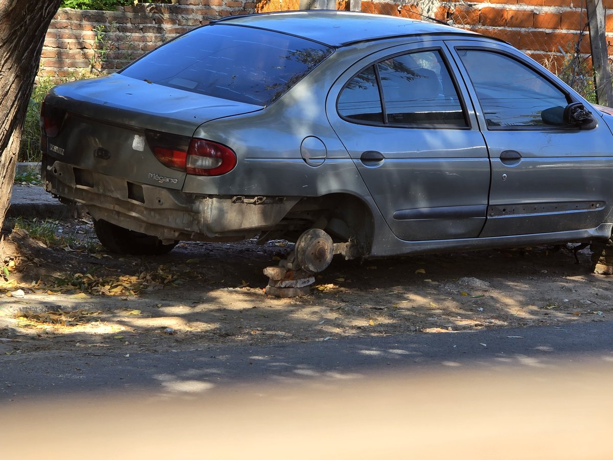 claurox71's tweet photo. @TSirve Buen día! Auto abandonado sobre pasteur entre 25 de mayo y las calas El Talar ,esta hace 5 dias en esas condiciones https://t.co/0AqPONo12P