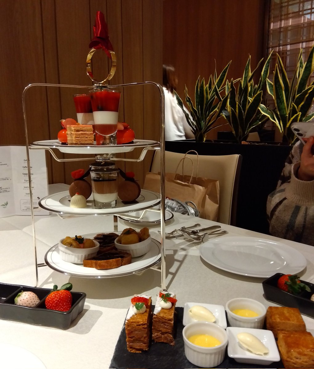 setanami's tweet image. サポ活のない1月🍓苺とチョコレートのアフタヌーンティー🍓年齢問わず女子が喜ぶ組み合わせ💕大学帰りの娘とLevel50母で行ってきました✨笑✨きっかけはCycleという共済組合の冊子でして、いつも眺めてるだけだったのですが💕最高でした✨ #ホテル日航立川東京 #アフタヌーンティー